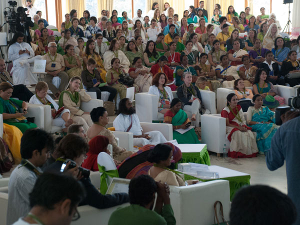 श्रीश्री रविशंकर, भानुमति नरसिम्हन, श्रीरांति विक्रमासिंघे श्रीश्री रविशंकर, भानुमति नरसिम्हन, श्रीरांति विक्रमासिंघे