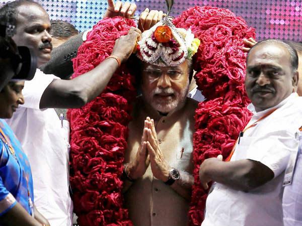 वंडलूर में सम्‍मानित होते नरेंद्र मोदी 