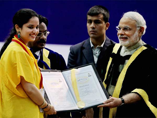 प्रमाण पत्र प्रदान करते नरेंद्र मोदी
