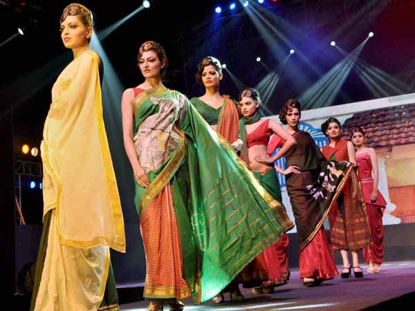 सूरजकुंड में मॉडल्स का रैम्प वॉक