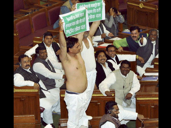 विधानसभा में शर्टलेस हो गये विधायक
