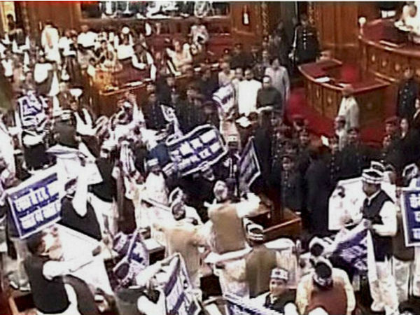 विधानसभा में शर्टलेस हो गये विधायक
