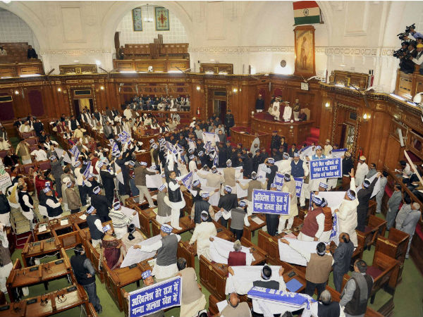 विधानसभा में शर्टलेस हो गये विधायक