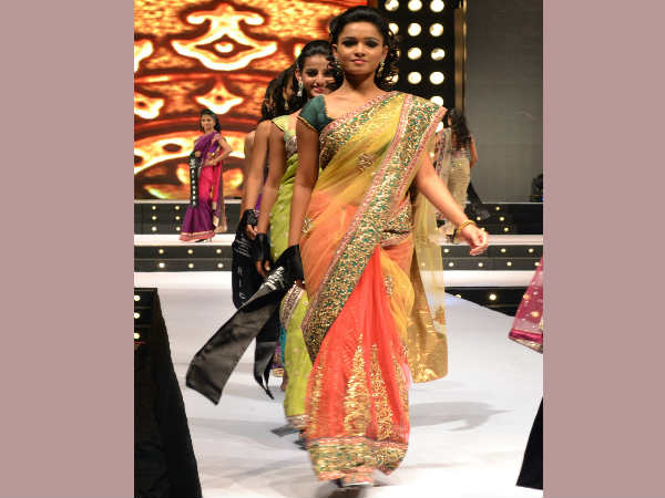 रैम्‍प वॉक करते प्रतिभागी