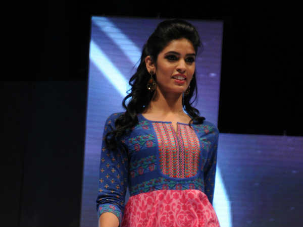 कार्यक्रम के दौरान युवती