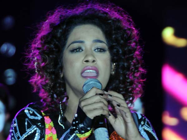 कार्यक्रम के दौरान प्रदर्शन करती युवती