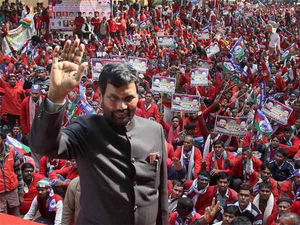 पांच प्रधानमंत्र‍ियों के साथ काम कर चुके हैं पासवान