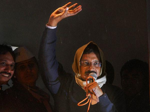  कांग्रेस-बीजेपी दोनों अंबानी के 'चमचे और एजेंट' हैं