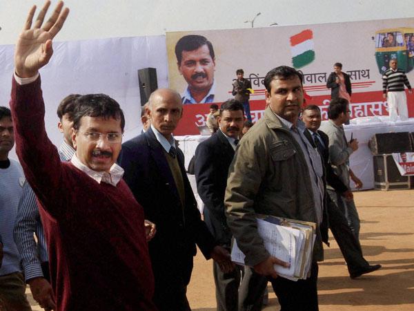 अंबानी की इतनी चापलूसी क्यों?