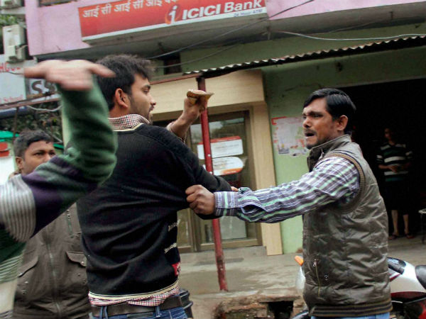 ताकत दिखाने में जुटी पुलिस 