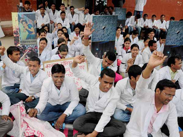 डॉक्टरों ने दिया इस्तीफा