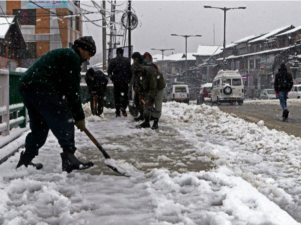 11 killed in avalanches, house collapse in Jammu and Kashmir 11 killed in avalanches, house collapse in Jammu and Kashmir