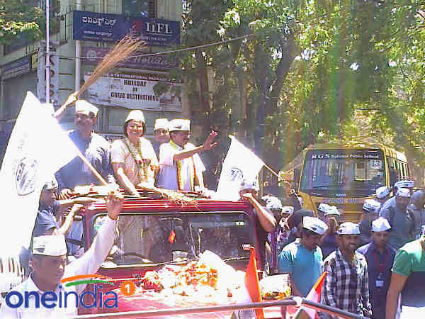 केजरीवाल का रोड शो 