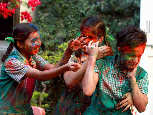 मुंबई के बच्चों की होली मुंबई के बच्चों की होली