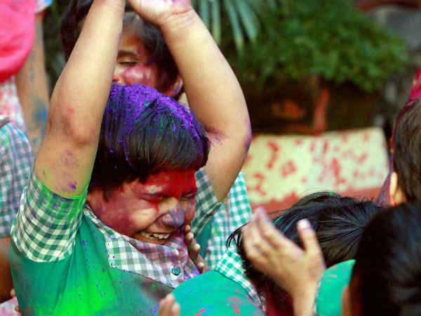 मुंबई के बच्चों की होली मुंबई के बच्चों की होली