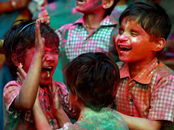 मुंबई के बच्चों की होली मुंबई के बच्चों की होली