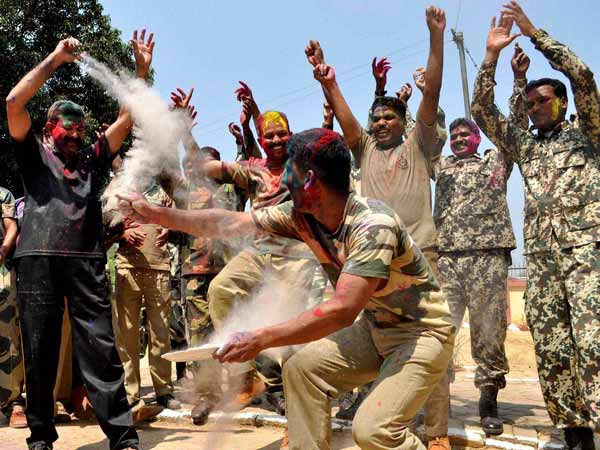 अगरतला में बीएसफ जवानों की होली अगरतला में बीएसफ जवानों की होली
