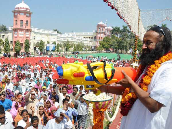 जौनपुर में आचार्य रविशंकर की होली जौनपुर में आचार्य रविशंकर की होली