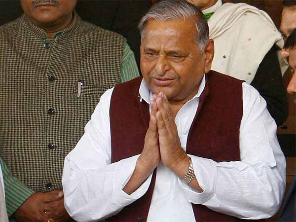  खुद बे-कार पत्नी के नाम पर कार