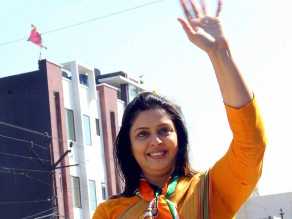 चुनाव प्रचार करतीं गुल पनाग