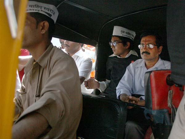 ऑटो रिक्शा में अरविंद केजरीवाल