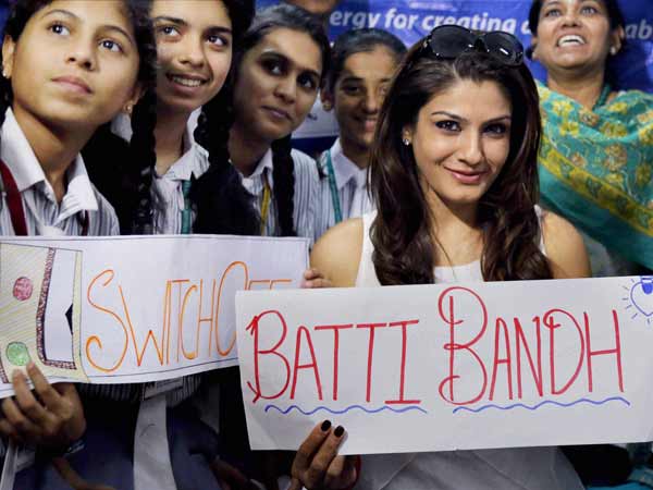 अर्थ ऑवर के दौरान रवीना टंडन अर्थ ऑवर के दौरान रवीना टंडन