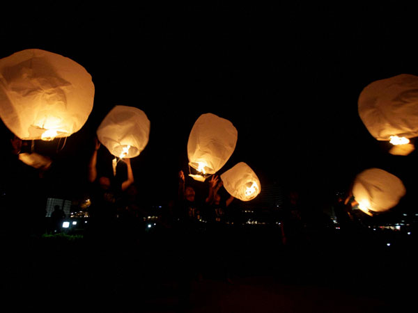 वॉलेंटियर्स ने जलायीं लालटर्न वॉलेंटियर्स ने जलायीं लालटर्न