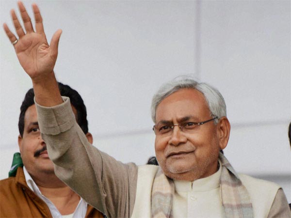 सर्वे से घबराए नीतीश