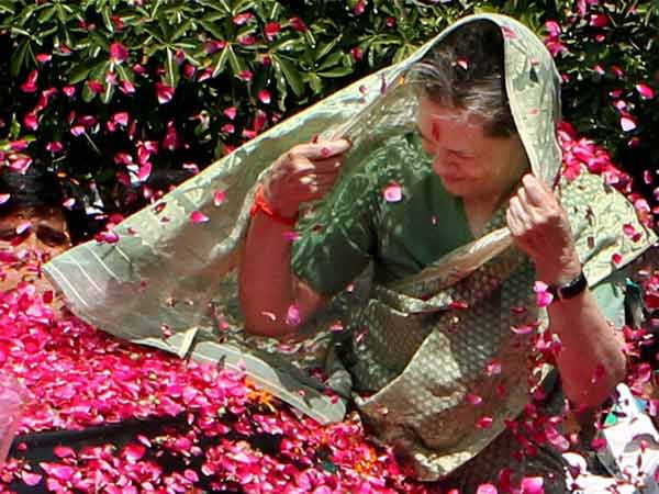 फूलों से किया लोगों ने स्‍वागत