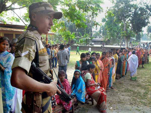 सुरक्षाबलों के साए में वोटिंग 