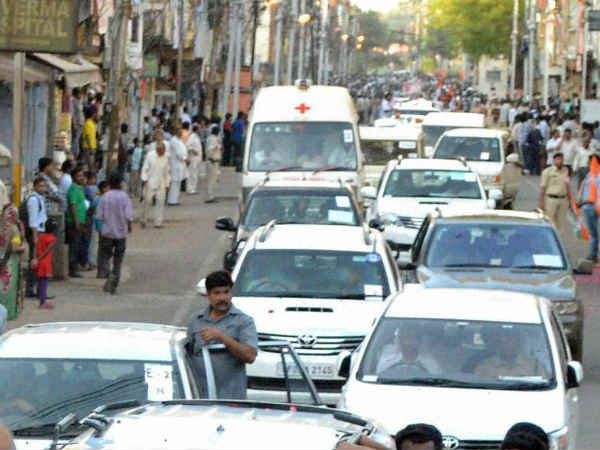 सड़कों की धुआंधार रफ्तार