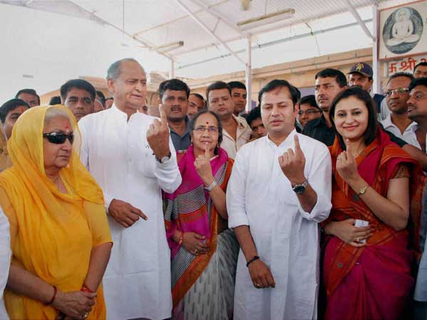 पूर्व मुख्‍यमंत्री और उम्‍मीदवार साथ-साथ 