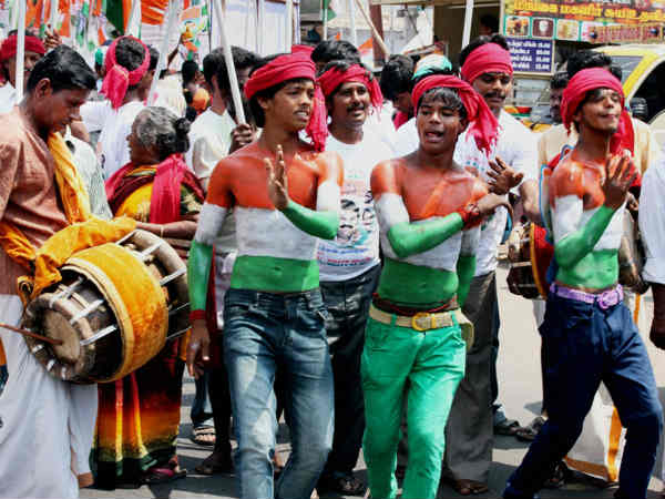 हरे और सफेद रंग में रंगा शरीर हरे और सफेद रंग में रंगा शरीर