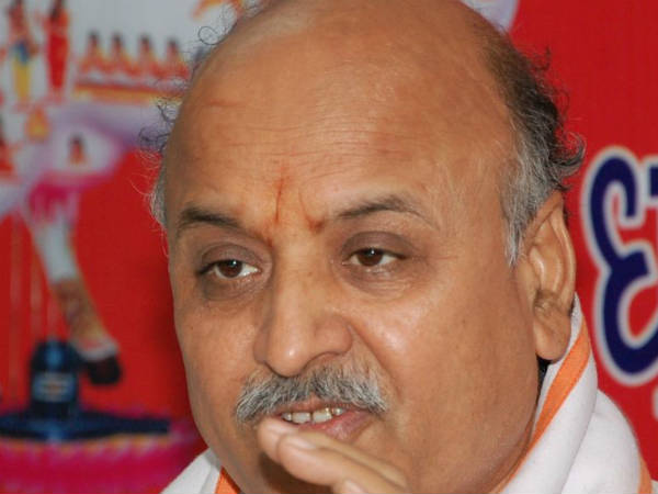 सुरक्षा में करीब तीन सौ से अधिक पुलिसकर्मियों को तैनात किया गए