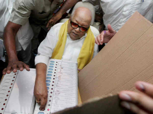 करुणानिधि भी पहुंचे पोलिंग बूथ 