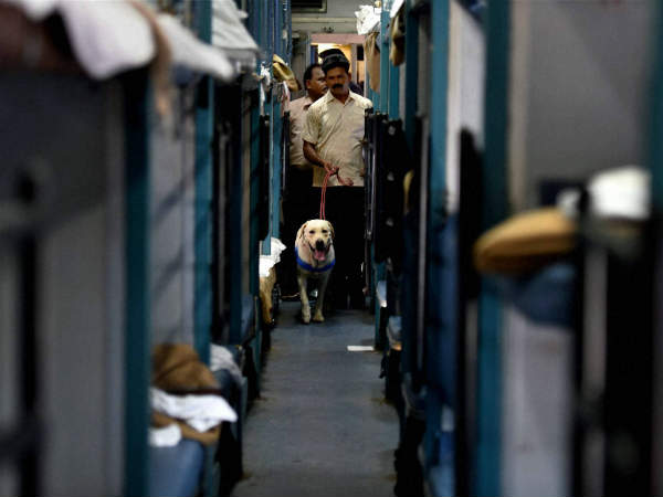 डिब्बे अलग कर रवाना हुई ट्रेन