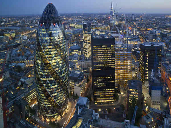 लंदन में लगी भीषण आग लंदन में लगी भीषण आग