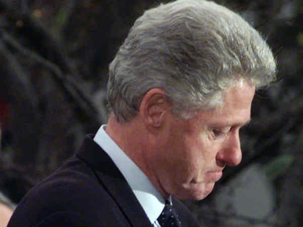 क्लिंटन का कुबूलनामा और हिलेरी की माफी