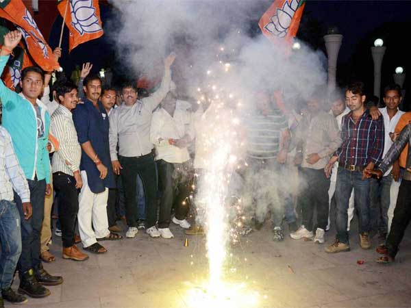 खुश है कार्यकर्ता