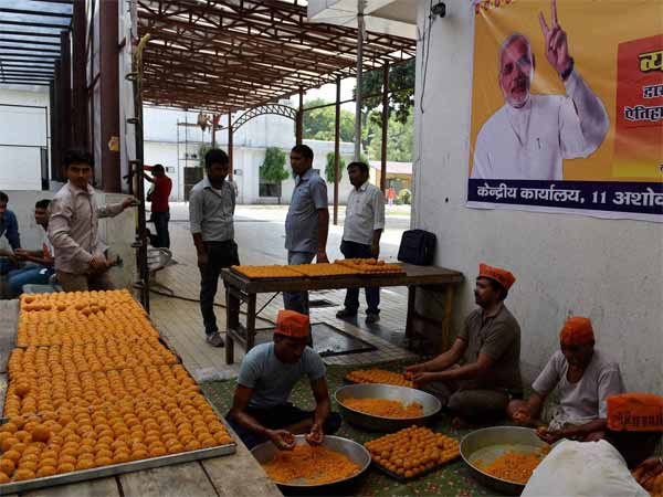 बन रहे हैं लड्डू