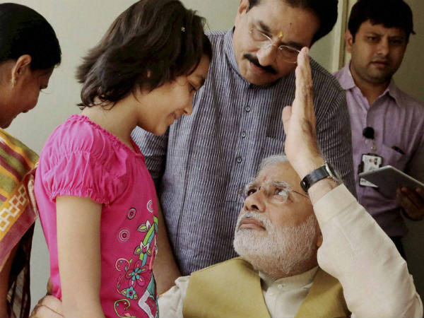 भावी प्रधानमंत्री नरेंद्र भाई दामोदरदास मोदी को है बच्‍चों से प्‍यार 