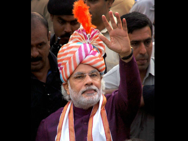 बेबुनियाद आरोपों को दरकिनार कर आगे बढ़ते रहे मोदी 