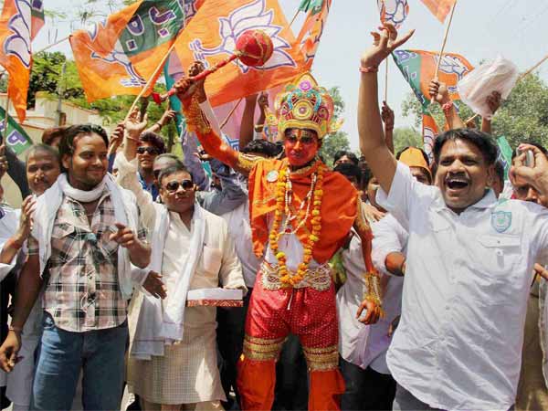 पटाखे फूटने लगे