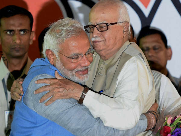 दबे मन से गले मिलते लालकृष्‍ण आडवाणी 