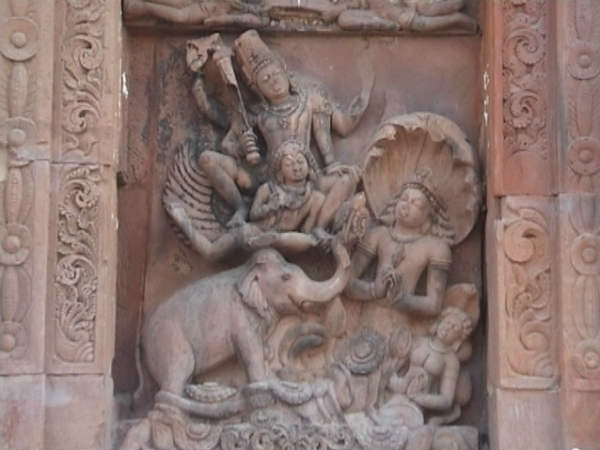 आराम की मुद्रा में भगवान आराम की मुद्रा में भगवान