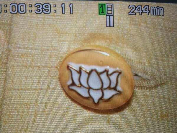 बटन में कमल का फूल