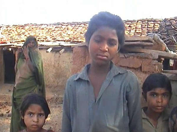 चिलचिलाती धूप में नंगे पैर काम करते हैं बच्चे