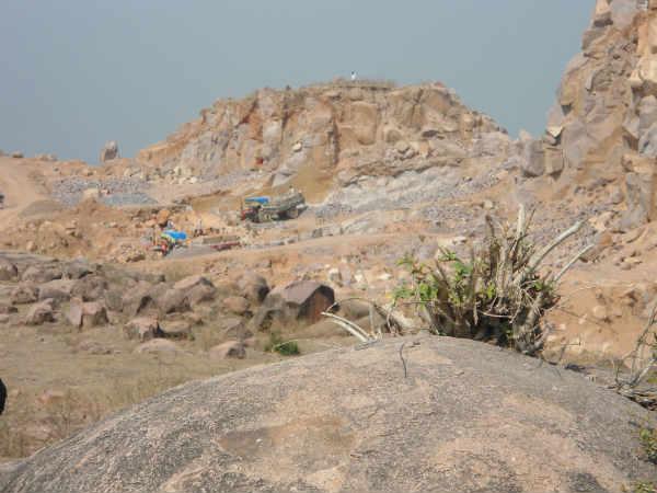 जंगल में नंगे पैर चलाया जाता है बच्चों को