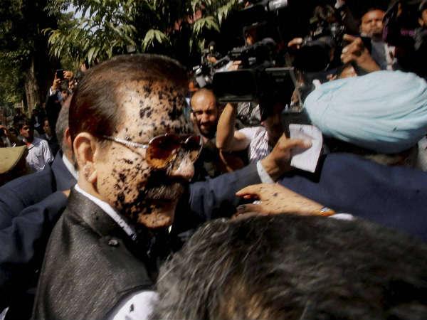 सुब्रतो रॉय सहारा पर इंक अटैक 