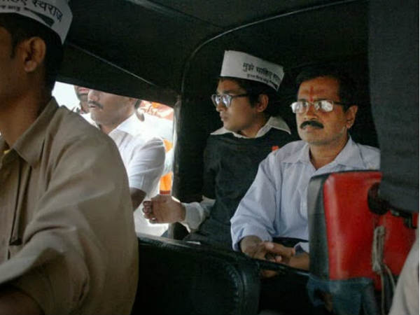 अरविंद केजरीवाल ऑटो में 